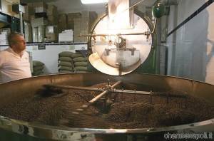 Fase della produzione del caffè tostato a legna consigliato nella ricetta degli spaghetti al caffè