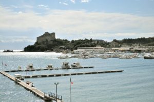 castello-di-baia-visto-dal