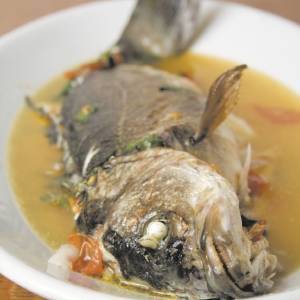 Preparazione, cottura e impiattamento della spigola all’acqua pazza