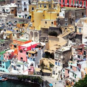 Case color pastello d’obbligo a Procida