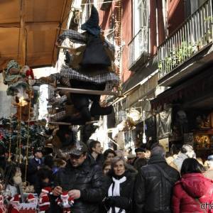 Passeggita tra Paizza del Gesù, Piazza San Domenico Maggiore alla ricerca di pastori ( (16)