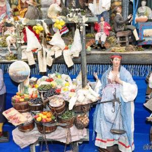 Passeggita tra Paizza del Gesù, Piazza San Domenico Maggiore alla ricerca di pastori ( (6)