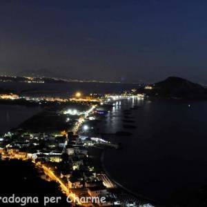 Veduta notturna su Miliscola e del Capo Miseno dalla strada panoramica di Monte di Procida