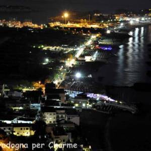 Veduta notturnasu Miliscola dalla strada panoramica di Monte di Procida