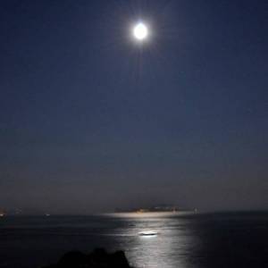 Veduta notturna del golfo dalla strada panoramica di Monte di Procida