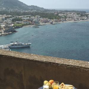 Immagine di una casa di Ischia (ph. Roberto Pierucci)