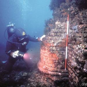 Antica colonna sommersa nelle acque di Baia