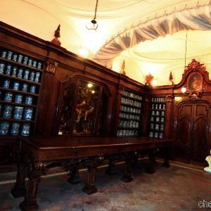 La sala interna della farmacia degli Incurabili (ph. Siano)