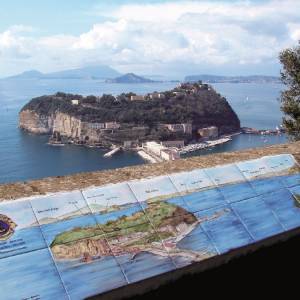 Veduta dell’isola di Nisida dal Parco del Virgiliano sulla collina di Posillipo