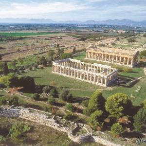 Una veduta aerea della zona degli scavi di Paestum