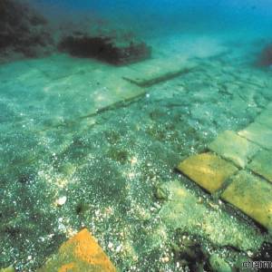 Un antico pavimento ritrovato negli scavi sommersi di Baia