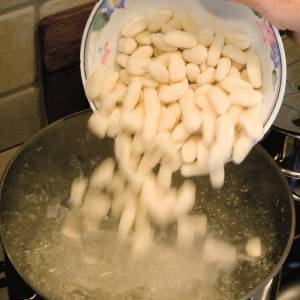 Bollitura degli gnocchi alla sorrentina