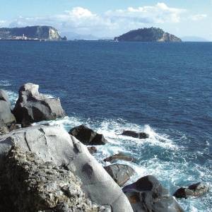Una veduta di Nisida dal lungomare di Bagnoli