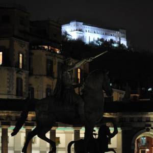 Da Piazza del Plebiscito verso la collina del Vomero, il Castel Sant’Elmo illuminato