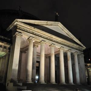 Esterno serale del colonnato della Chiesa di San Francesco di Paola