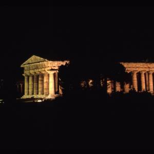 Uno scorcio notturno del Tempio di Nettuno a Paestum