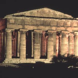 Una veduta notturna del tempio di Nettuno a Paestum