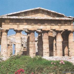 Immagine frontale del tempio di Nettuno a  Paestum