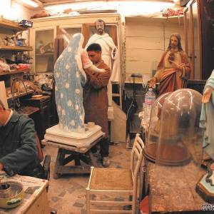 Artigiani durante la lavorazione dei pastori