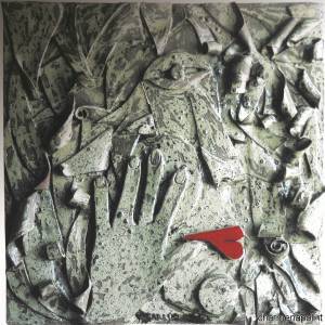 Bassorilievo in ceramica, del 2006, opera di Clara Garesio