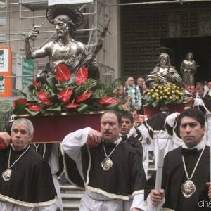 San Gennaro portato a spalla durante la celebrazione dei rito
