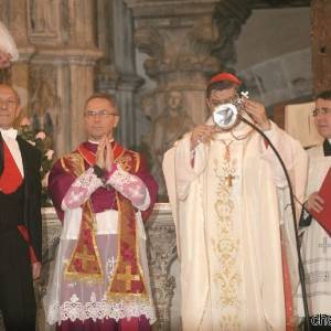 Celebrazione durante il miracolo di San Gennaro