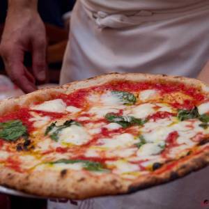 Pizza pronta per essere infornata