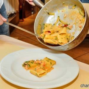 Impiattamento di un piatto di paccheri e zucchine