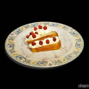 Babbà con panna e fragoline