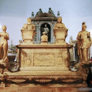 La tomba di Don Pedro di Toledo nella basilica di San Giacomo degli Spagnoli