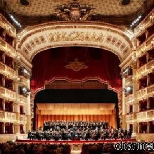 L’orchestra schierata all’interno del Teatro San Carlo