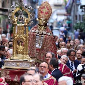 San Gennaro portato in processione nei vicoli del centro storico
