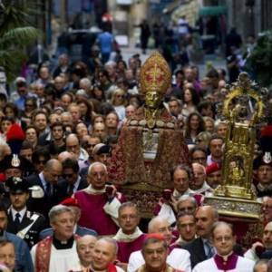 Processione San Gennaro nei vicoli del centro storico di Napoli