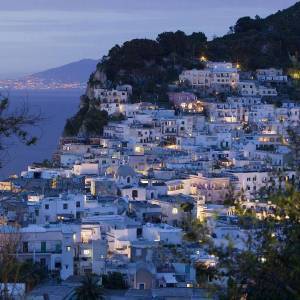 Veduta serale del borgo di Capri