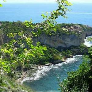 Veduta sulla baia di Trentaremi dal Parco del Virgiliano