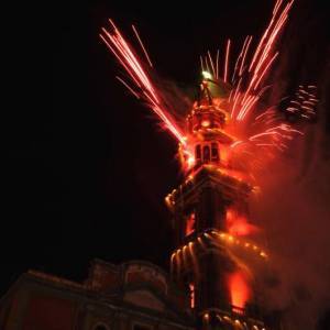 ncendio del campanile della Chiesa del Carmine per la festa alla Madonna Bruna