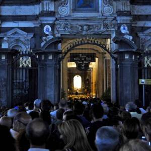 Ingresso-dei-fedeli-in-chiesa, dopo il rito dell’incendio del campanile