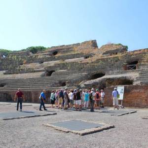 anfiteatro flavio turisti (ph Marina Sgamato) (2)
