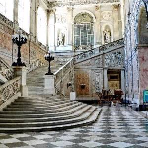 napoli-palazzo-reale-scalinata