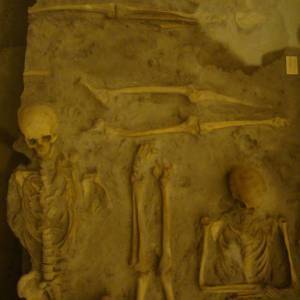 necropoli sala armeria Maschio Angioino (ph Konstantin Mitroshen)