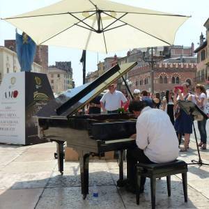 pianista-strada-zanarella-piazza-erbe-verona