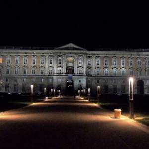 reggia di Caserta di notte