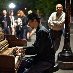 story_xlimage_2011_03_R74_Musicians_Struggle_to_Carry_Large_Instruments_in_B