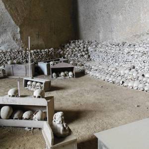 Centinaia di cape ‘e morte nel cimitero delle anime pezzentelle