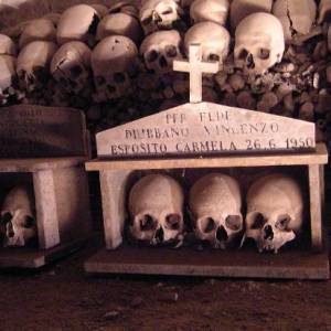 Le cape ‘e morte del cimitero delle Fontanelle