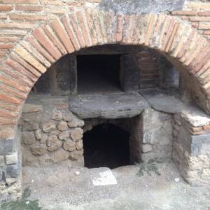 Un antico forno per il pane negli scavi di Pompei