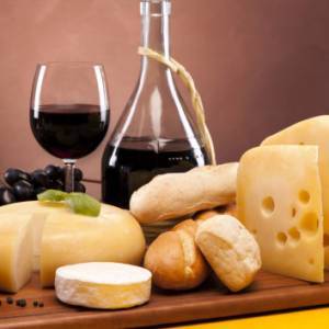 Tagliere di vino e salumi