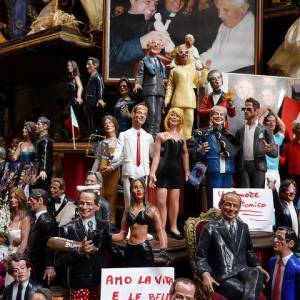 Galleria di personaggi vip sulle bancarelle di San Gregorio Armeno