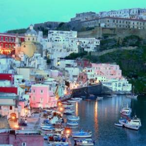 Lo spettacolo di Procida visto dal mare