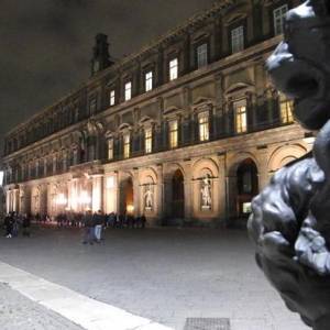 Napoli, la facciata di palazzo reale vista al chiaro di luna